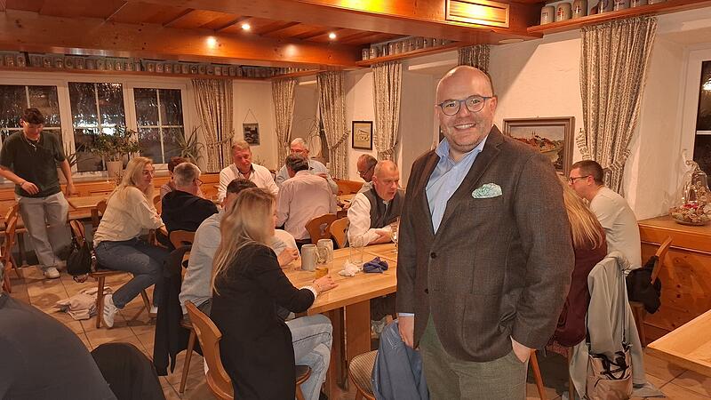 B&uuml;rgermeisterkandidat Matthias Deuber (CSU) freute sich im Gasthaus Krapp mit seinen Wahlk&auml;mpfern &uuml;ber sein Ergebnis bei der Stichwahl.