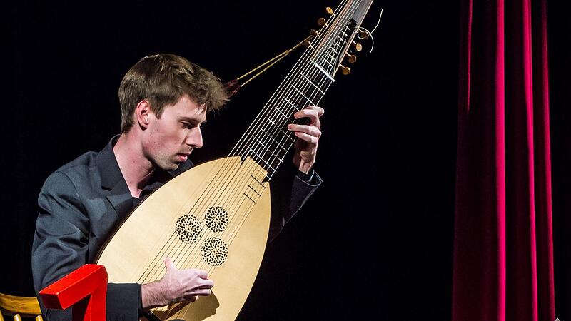 Der Lautenist Elias Conrad gestaltet am Mittwoch einen Soloabend im Glasmuseum Rosenau.