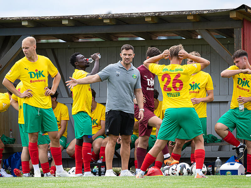 Die DJK Bamberg rund um Trainer Carsten Nüßlein hat zuhause gegen Tabellenführer Großbardorf 1:1 gespielt.