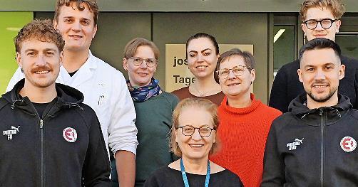 Marco M&uuml;ller, Fabian Hofmann und Jan Hainke &uuml;bergaben den Spendenscheck an Susanne Reichert, Chara Gravou-Apostolatou, Astrid Windpassinger, Gabriele R&ouml;der und Nikolaos Apostolatos vom Kinderpalliativzentrum Erlangen.