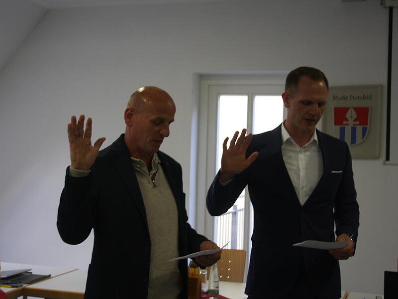 Die neuen stellvertretenden B&uuml;rgermeister in Preztfeld Reiner Ziegler (l.)  und  Christian Stemper sprechen den Amtseid.