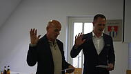 Die neuen stellvertretenden Bürgermeister in Preztfeld Reiner Ziegler (l.) und Christian Stemper sprechen den Amtseid.Forchheim & Fränkische Schweiz Die neuen stellvertretenden Bürgermeister in Preztfeld Reiner Ziegler (l.) und Christian Stemper sprechen den Amtseid.