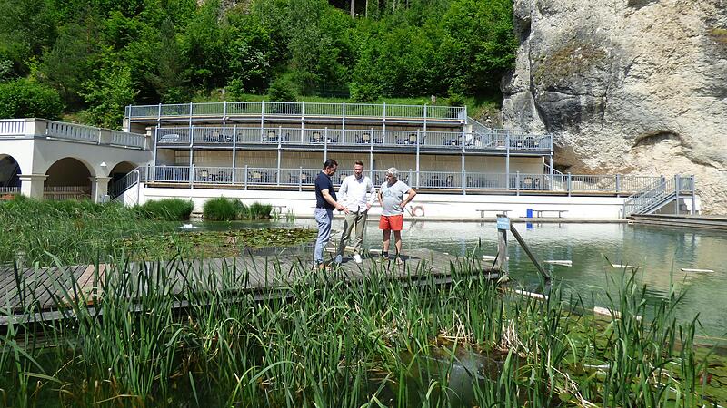 Die beiden Landtagsabgeordneten Stefan Fr&uuml;hbei&szlig;er und Julian Preidl (v.l.) statten dem Felsenbad Pottenstein einen Besuch ab und sprachen auch mit Badp&auml;chter Dieter Bauer.Forchheim & Fr&auml;nkische Schweiz