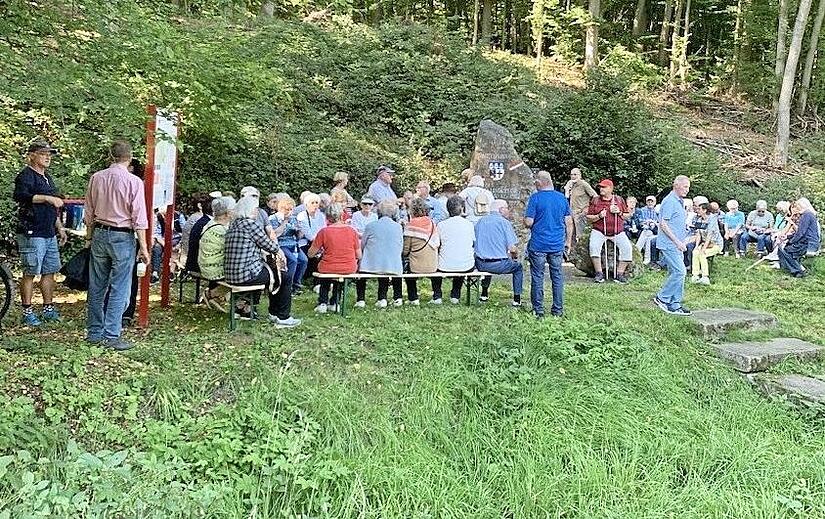 Am Markstein bei Schlimpfhof machten die Seniorinnen und Senioren eine Rast.