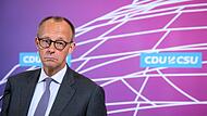Friedrich Merz, Vorsitzender der CDU/CSU-Bundestagsfraktion, fordert eine Asylpolitik nach dem Vorbild Dänemarks. Friedrich Merz, Vorsitzender der CDU/CSU-Bundestagsfraktion, fordert eine Asylpolitik nach dem Vorbild Dänemarks.