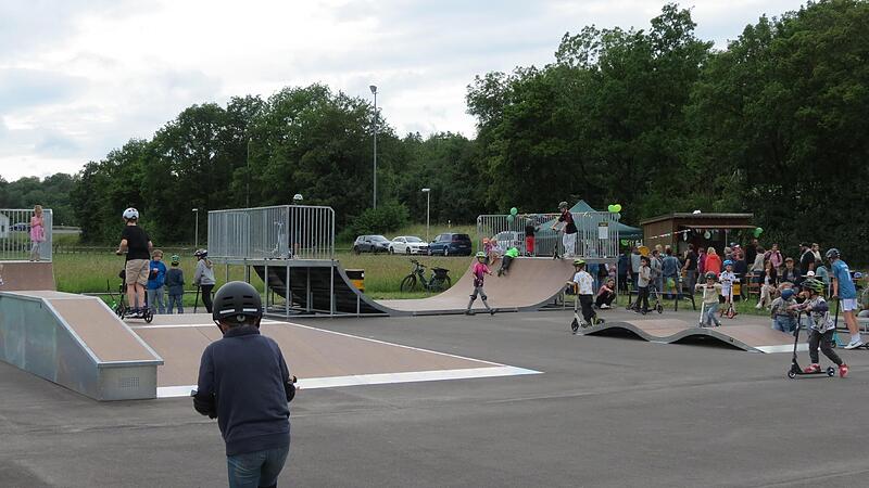 Der neue Skaterplatz in Euerdorf ist bei der Eröffnung von den Kindern und Jugendlichen in Beschlag genommen worden.