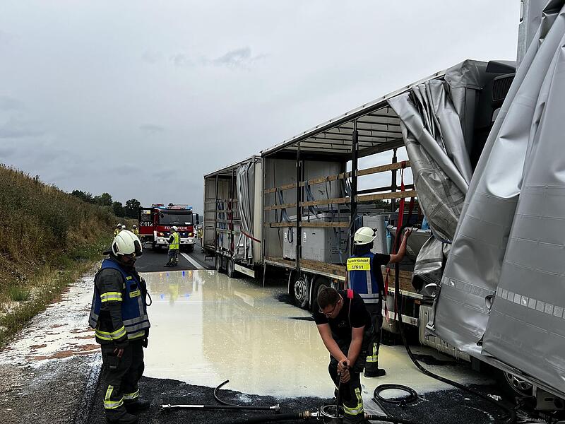 Tausende  Liter Kondensmilch ergossen sich auf die Autobahn. Die Feuerwehr  Höchstadt war vor Ort.