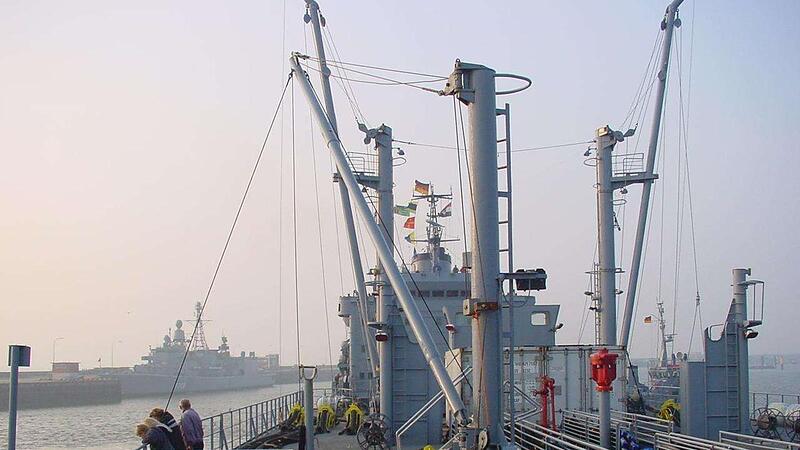 Mit 130 Meter Länge, 19,30 Meter Breite und einer Verdrängung von 14169 Tonnen gehört die „Rhön“ zu den größten Schiffen der Marine. Beladen ist sie mit über 10 Millionen Liter Dieselkraftstoff und 800 Tausend Liter Flugkraftstoff zur Abgabe an di... Mit 130 Meter Länge, 19,30 Meter Breite und einer Verdrängung von 14169 Tonnen gehört die „Rhön“ zu den größten Schiffen der Marine. Beladen ist sie mit über 10 Millionen Liter Dieselkraftstoff und 800 Tausend Liter Flugkraftstoff zur Abgabe an di...