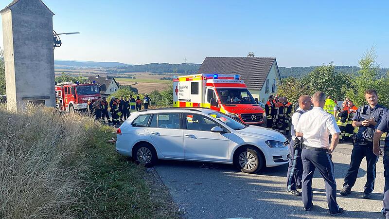 Mit diesem Wagen verunglückte der Autofahrer auf der abschüssigen Straße.