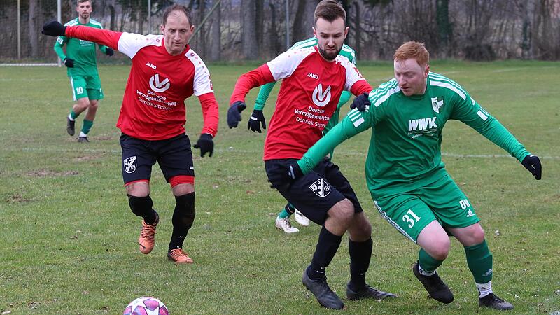 Der H&ouml;chstadter Peter Hanselka (Mi.) versucht, den Erlanger Dominik Wagner aufzuhalten. Der DJKler war einer der besten Akteure auf dem Feld.Forchheim & Fr&auml;nkische Schweiz