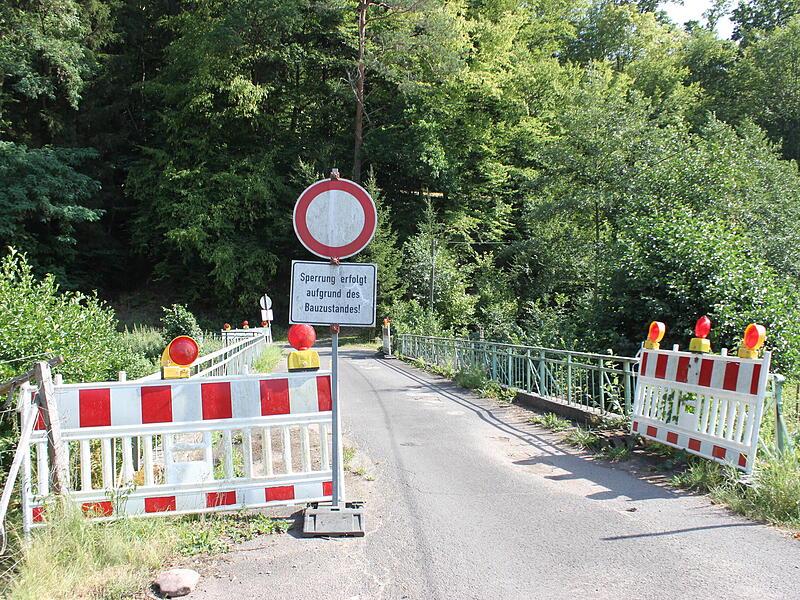 Die Brücke in der Münchau weist erhebliche Schäden auf und ist für Autos gesperrt. Nun wartet die Gemeinde auf die Förderzusage für den Neubau. Die Brücke in der Münchau weist erhebliche Schäden auf und ist für Autos gesperrt. Nun wartet die Gemeinde auf die Förderzusage für den Neubau.