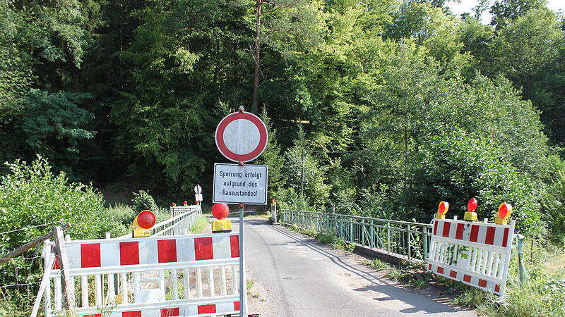 Die Brücke in der Münchau weist erhebliche Schäden auf und ist für Autos gesperrt. Nun wartet die Gemeinde auf die Förderzusage für den Neubau. Die Brücke in der Münchau weist erhebliche Schäden auf und ist für Autos gesperrt. Nun wartet die Gemeinde auf die Förderzusage für den Neubau.