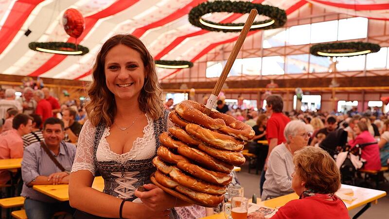 Brezelverkäuferin Annalena Tempel aus Fölschnitz muss nur ein- oder zweimal durch die Gänge gehen, schon sind alle Riesen-Festbrezeln weg. „Brezeln sind auf jeden Fall fleischlos“, erklärt sie.