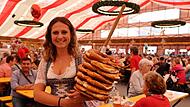 Brezelverkäuferin Annalena Tempel aus Fölschnitz muss nur ein- oder zweimal durch die Gänge gehen, schon sind alle Riesen-Festbrezeln weg. „Brezeln sind auf jeden Fall fleischlos“, erklärt sie.