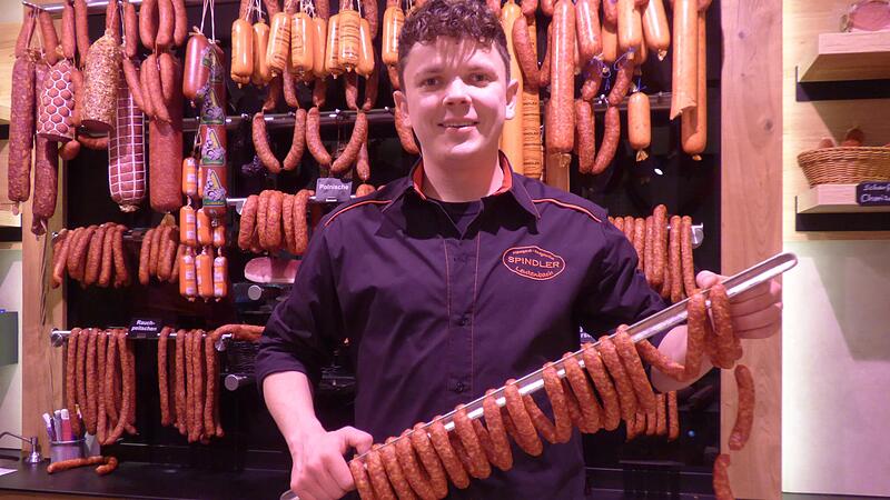 Andre Spindler mit seinen pr&auml;mierten W&uuml;rsten.Forchheim & Fr&auml;nkische Schweiz