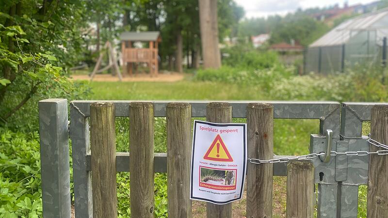 Raupenplage auf Bamberger Spielplatz Seit vergangenen Donnerstag ist der Bamberger Spielplatz nun abgeriegelt. Ein Schild informiert über die Raupen-Gefahr. Insbesondere für spielende Kinder kann das Insekt ernsthafte gesundheitliche Folgen haben.