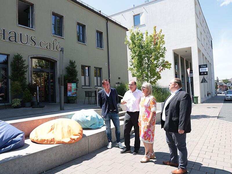 Dieter Herden (2. v. l.) Prokurist der Eigentümergesellschaft, zeigt Oberbürgermeisterin Martina Hebendanz, was im Postquartier entwickelt wurde. Zuvor hatten Matthias Betz und Gunter Nüssel durch ihre neuen Räumlichkeiten im Obergeschoss geführt.Forchheim & Fränkische Schweiz Dieter Herden (2. v. l.) Prokurist der Eigentümergesellschaft, zeigt Oberbürgermeisterin Martina Hebendanz, was im Postquartier entwickelt wurde. Zuvor hatten Matthias Betz und Gunter Nüssel durch ihre neuen Räumlichkeiten im Obergeschoss geführt.