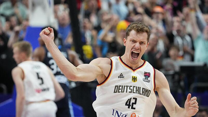 Andi Obst bejubelt einen seiner f&uuml;nf erfolgreichen Drei-Punkte-W&uuml;rfe gegen Griechenland