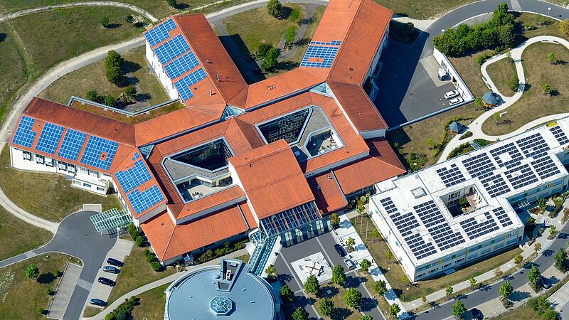 Schrumpfen die beiden Landkreis Kliniken wie hier die in Burgebrach nach der Krankenhaus-Reform ? Der Gesch&auml;ftsf&uuml;hrer beruhigt: &bdquo;F&uuml;r solche R&uuml;ckschl&uuml;sse ist es noch viel zu fr&uuml;h!&ldquo;