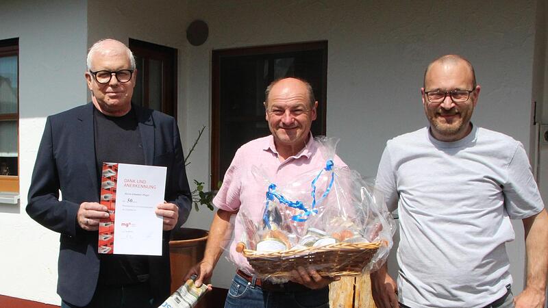 Christian Martin (links) und Christian Dennerlein (rechts) überreichen Johannes Pieger Urkunde und Präsentkorb.Forchheim & Fränkische Schweiz Christian Martin (links) und Christian Dennerlein (rechts) überreichen Johannes Pieger Urkunde und Präsentkorb.Forchheim & Fränkische Schweiz