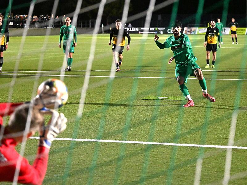 Der Neudrossenfelder Fardin Rabet scheiterte  am Elfmeterpunkt am Hofer Keeper David Guyon. Den Abpraller  schob dann aber Nikolas Hofmann zum zwischenzeitlichen 2:2 &uuml;ber die Linie.