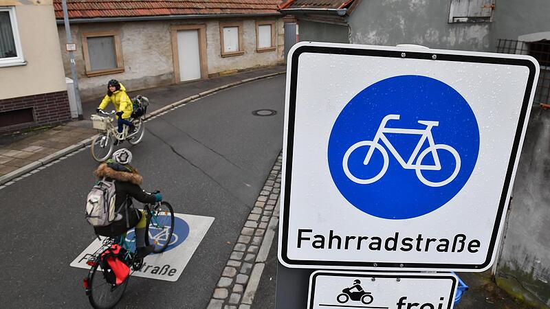 In Fahrradstraßen (wie hier in der Mittelstraße) dürfen Autos nur dort fahren, wo es ein Zusatzschild erlaubt. In Fahrradstraßen (wie hier in der Mittelstraße) dürfen Autos nur dort fahren, wo es ein Zusatzschild erlaubt.