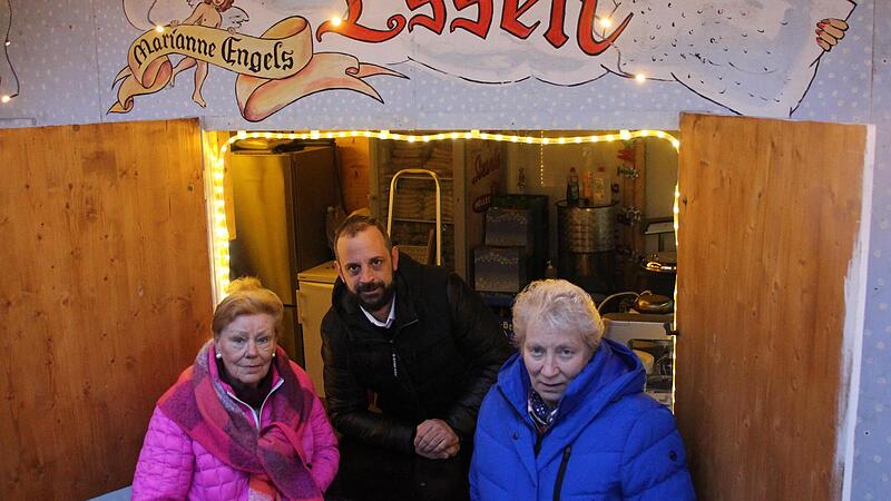 Marianne Engels (links) und Tochter Heike (rechts) habe ihre Weihnachtsmarktbude an Holger Scheit abgegeben. Er betreibt die Bude 2023 zum ersten Mal. Marianne Engels (links) und Tochter Heike (rechts) habe ihre Weihnachtsmarktbude an Holger Scheit abgegeben. Er betreibt die Bude 2023 zum ersten Mal.