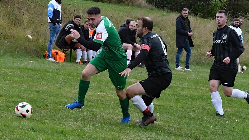 Tobias Kiesel (links) von der SG Aschach/Bad Bocklet l&auml;uft hier dem Kapit&auml;n Felix M&uuml;ller vom SV Detter-Wei&szlig;enbach davon und landete mit seinem Team den ersten Saisonsieg.