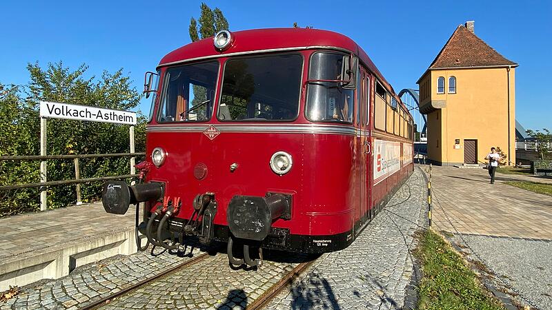 Statt des historischen Schienenbusses, hier am Haltepunkt Astheim, sollen nach der Reaktivierung der Mainschleifenbahn im Stundentakt moderne Z&uuml;ge von Volkach nach W&uuml;rzburg fahren.