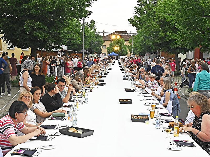 In der Marktstraße war eine 100 Meter lange Tafel aufgebaut.