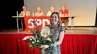 Nun offizielle SPD-Landratskandidatin: Claudia Belzer (im Hintergrund von links nach rechts: Norbert Lamm, Claudia Engelhardt, Renate Schroff, Christian Pech)