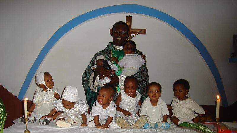 Fidelis Kwazu zu Besuch in Nigeria. Sein Engagement gilt Waisenkindern in seiner Heimat .