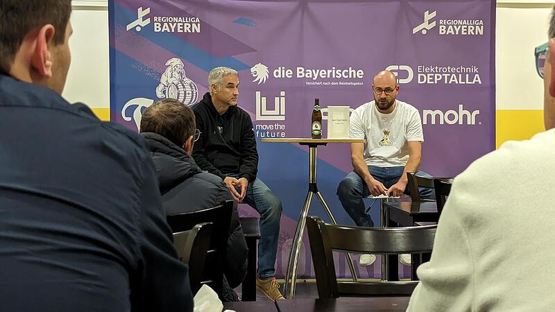 Im VIP-Raum des Fuchs-Park-Stadions stellte sich FC-Eintracht-Coach Jan Gernlein (re.) den Fragen der Fans. Moderiert wurde die Veranstaltung von Vorstandssprecher Sascha Dorsch.
