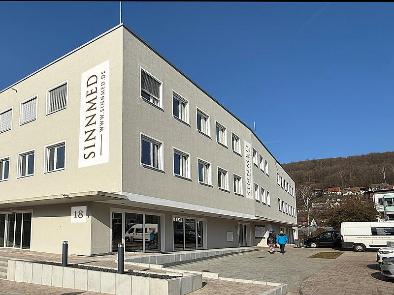 Die Werbeanlage am Geb&auml;ude wird mit Einzelbuchstaben aus Vollacryl mit einer Lichtabgabe nach hinten auf die Metallunterkonstruktion ausgef&uuml;hrt.