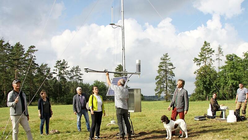 Beim Aufbau der Umweltmessstation Burg Feuerstein (von links): Christian K&ouml;nig, Sibylle Appoldt, Hans-Peter Kaulen, Christiane Meyer, Hans-Joachim Krause, Peter Pr&ouml;bstle sowie die Techniker Markus Huber und Michael Rager
