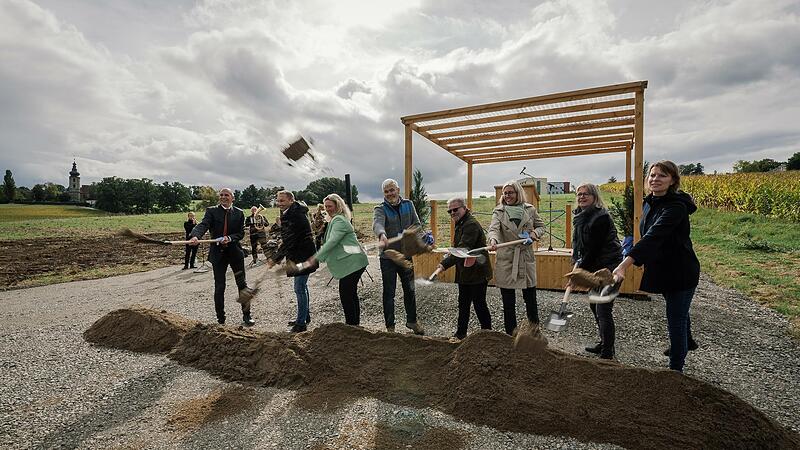 Gro&szlig;er Auftrieb f&uuml;r eine kleine Stra&szlig;e: Gleich mit acht Spaten wurde der offizielle Baubeginn begangen.