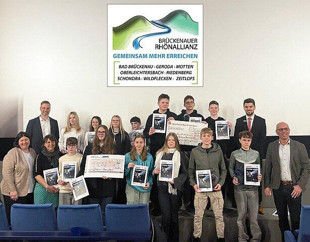 Zum Abschluss der Preisverleihung ließen sich alle Teilnehmer noch einmal gemeinsam feiern. Zum Abschluss der Preisverleihung ließen sich alle Teilnehmer noch einmal gemeinsam feiern.