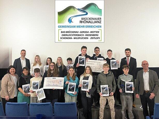 Zum Abschluss der Preisverleihung lie&szlig;en sich alle Teilnehmer noch einmal gemeinsam feiern.