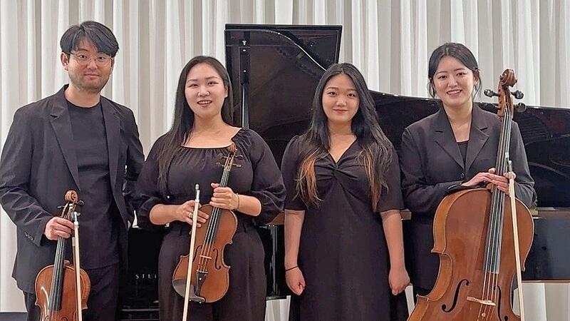Ein Klavierquartett von der Hochschule f&uuml;r Musik W&uuml;rzburg, bestehend aus vier s&uuml;dkoreanischen Studenten, pr&auml;sentiert Werke von Johannes Brahms und Astor Piazzolla.