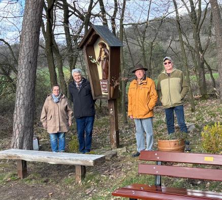Der Bildstock ist wieder komplett, auch eine neue Bank gibt es dort. Von links: Margot Schottdorf, Klaus Blum, Manfred Kessler, Wolfgang Reidelbach.