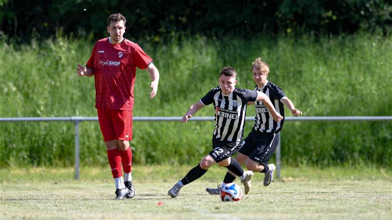 Der FC Sand (schwarz-weiße Trikots) möchte in der anstehenden Bezirksliga-Saison oben angreifen.