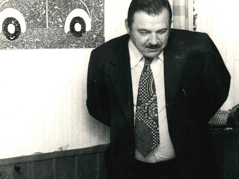 Georg Daßler bei einem Kindergartenbesuch im Jahre 1975