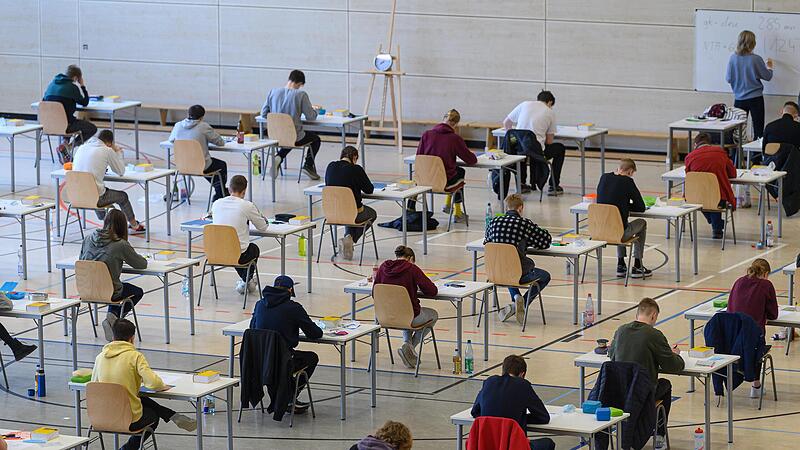 Am Mittwoch beginnen in Bayern die Abiturpr&uuml;fungen. Symbolbild: Robert Michael/dpa