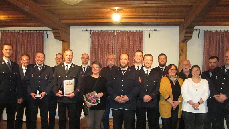 Kommandant Marius Arheidt und Vorsitzender Brenton Spivey (6. von rechts) dankten verdienten und langjährigen Mitgliedern der Untereschenbacher Feuerwehr mit Ehrennadeln und Urkunden. Kommandant Marius Arheidt und Vorsitzender Brenton Spivey (6. von rechts) dankten verdienten und langjährigen Mitgliedern der Untereschenbacher Feuerwehr mit Ehrennadeln und Urkunden.