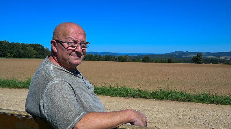 Genießt den traumhaften Ausblick in Richtung Staffelberg: der Zapfendorfer AfD-Landtagskandidat Michael Weiß