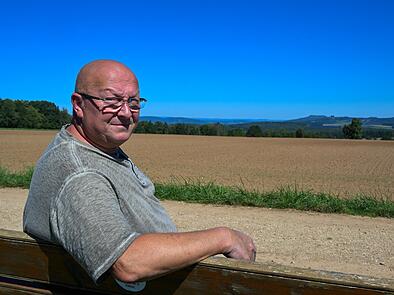 Genießt den traumhaften Ausblick in Richtung Staffelberg: der Zapfendorfer AfD-Landtagskandidat Michael Weiß