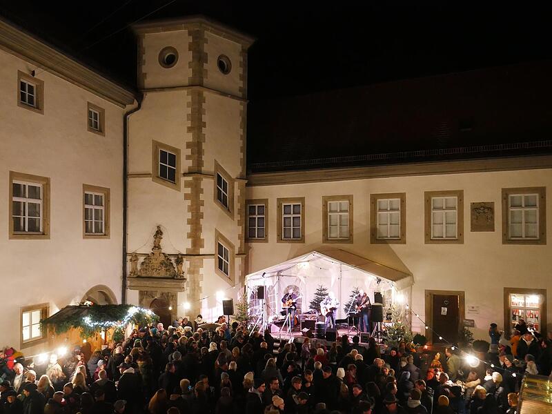 Die Livemusik im Schloss in M&uuml;nnerstadt findet traditionell gro&szlig;en Anklang.