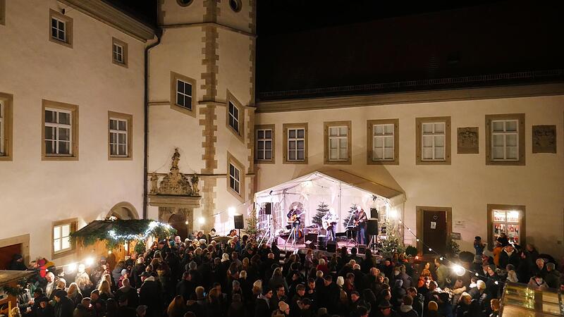 Die Livemusik im Schloss in M&uuml;nnerstadt findet traditionell gro&szlig;en Anklang.