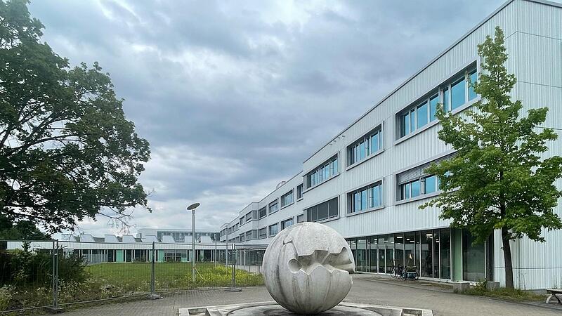 Blick auf das Schulzentrum in Ha&szlig;furt, in dem ab dem neuen Schuljahr das neue Konzept &bdquo;schulartunabh&auml;ngige Deutschklassen&ldquo; umgesetzt wird.