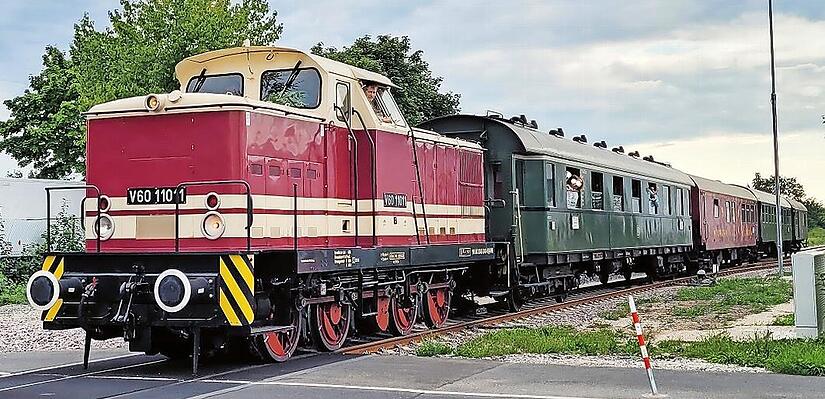 Die Diesellok V60 11011 startet am Betriebsgelände Nürnberg-Nordost und fährt im Rahmen einer Ausnahmegenehmigung des Eisenbahn-Bundesamtes auf dem Reststück der alten Ringbahn.
